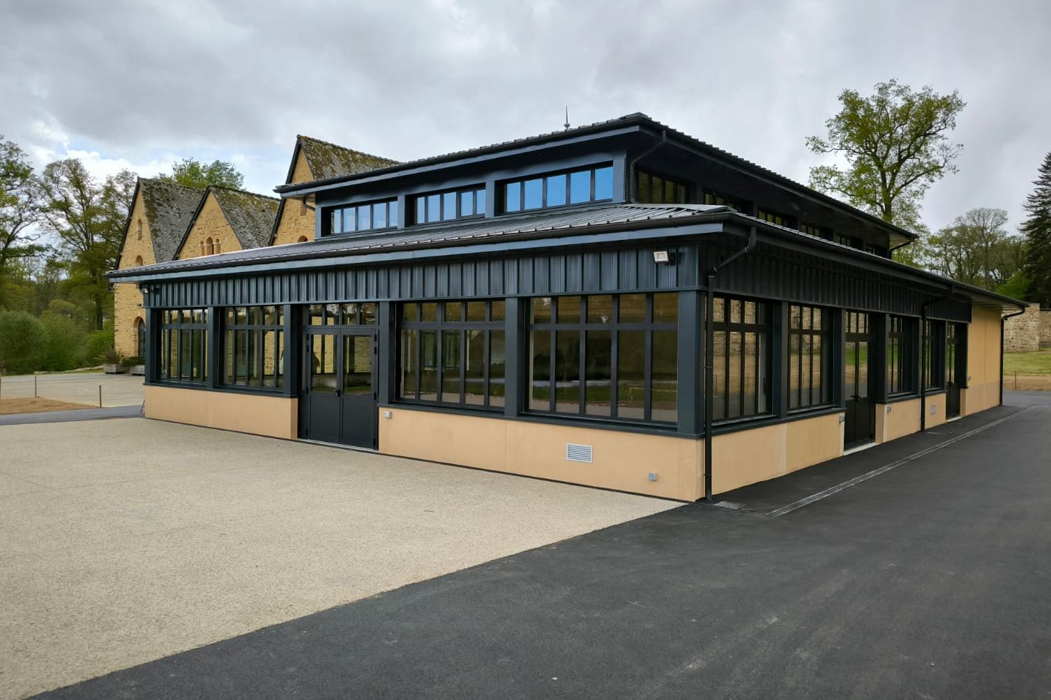 extension d'une salle de réception façade est vue loin