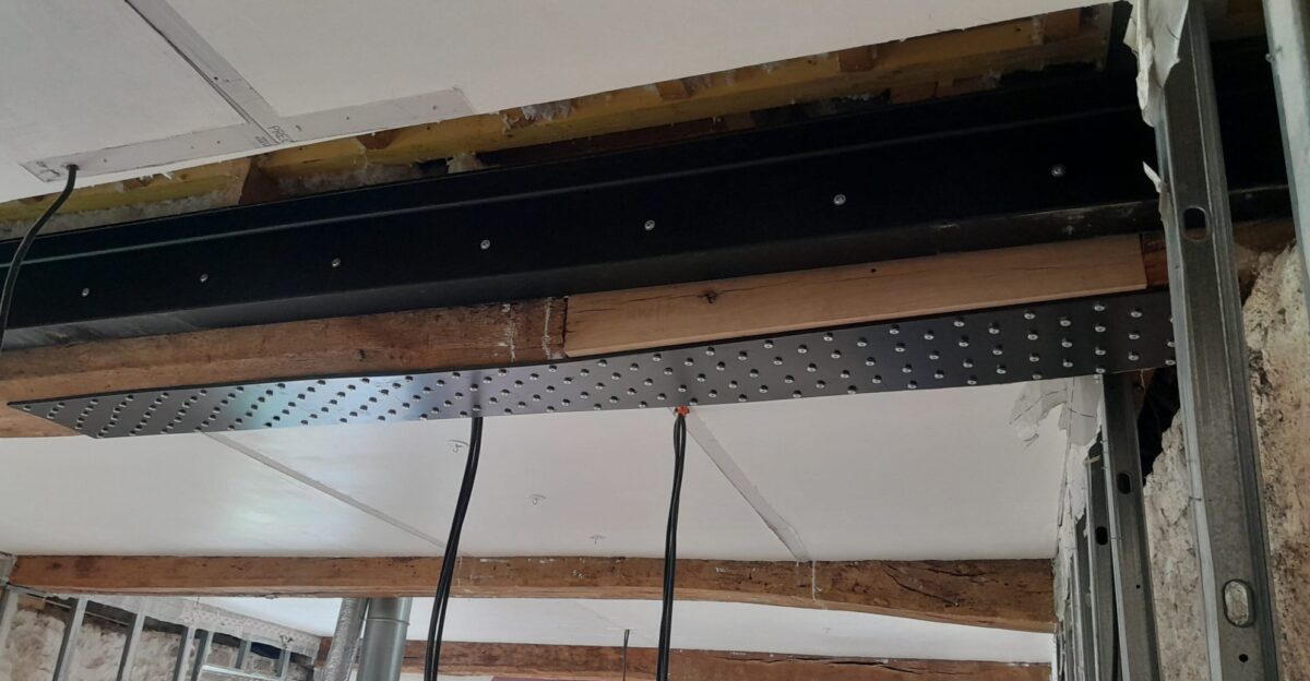 Renfort d'une poutre en chêne par un UPN et une plaque métallique sur mesure