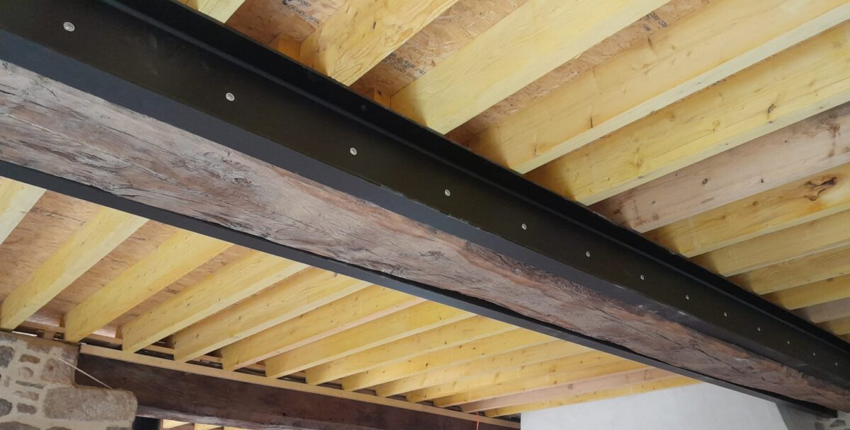 Renfort d'une poutre en chêne par 2 UPN métallique sur mesure