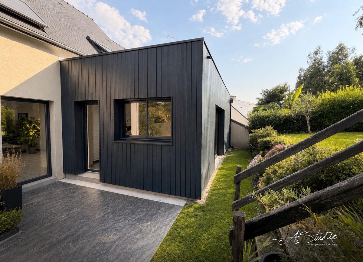 Extension ossature bois à fougères, bardage Orlo bleu canon, couverture EPDM, menuiseries Pasquet