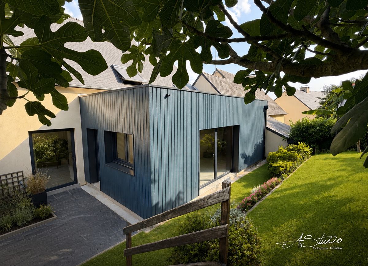 Extension ossature bois à fougères, bardage Orlo bleu canon, couverture EPDM, menuiseries Pasquet
