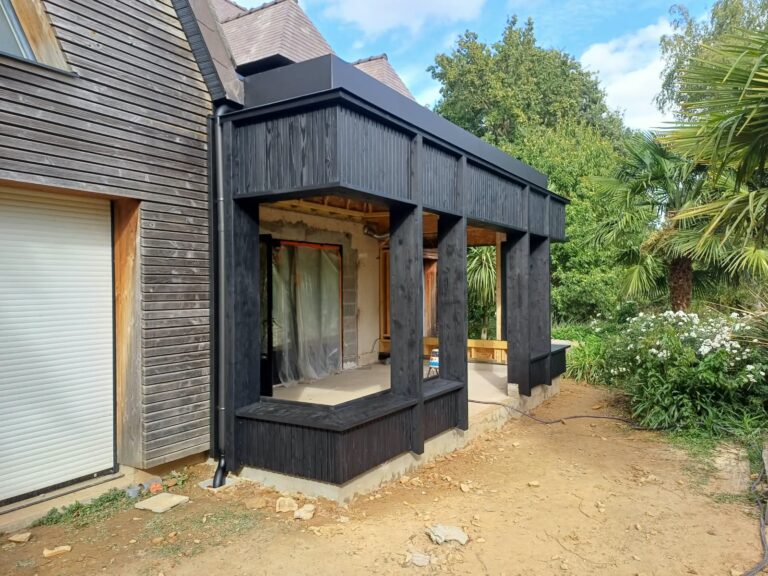 Extension ossature bois noir Sugi Ban de chez Orlo