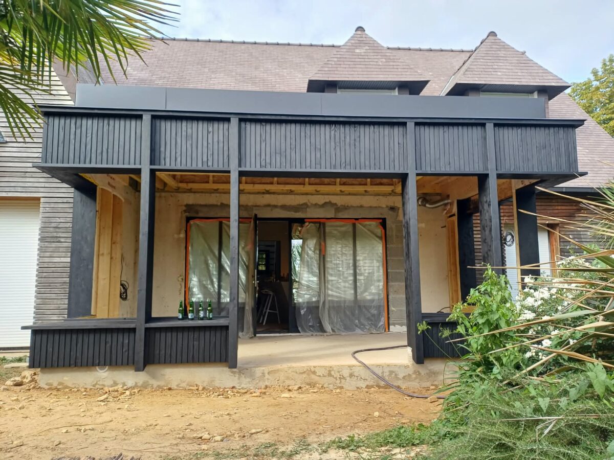 Extension lamellé collé bardage douglas noir Sugi Ban de chez Orlo couverture EPDM