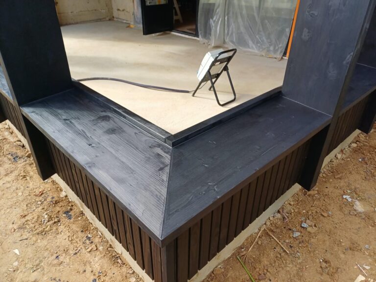 Projet d'extension en ossature bois noir Sugi Ban en cours de finition