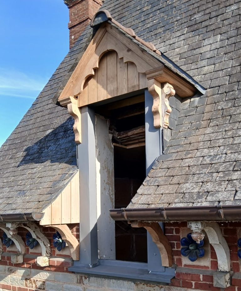 Lucarne chêne moulurée avec bardage châtaignier sur le fronton et habillage zinc