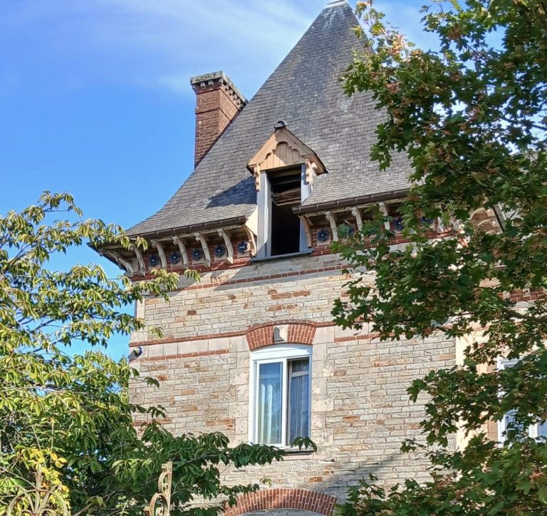 Réfection d'une lucarne moulurée en chêne, habillage du fronton en châtaignier, poteaux et appui en zinc