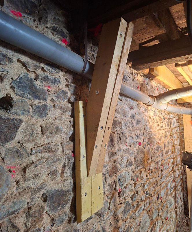 pose d'une jambe de force pour reprendre le plancher existant